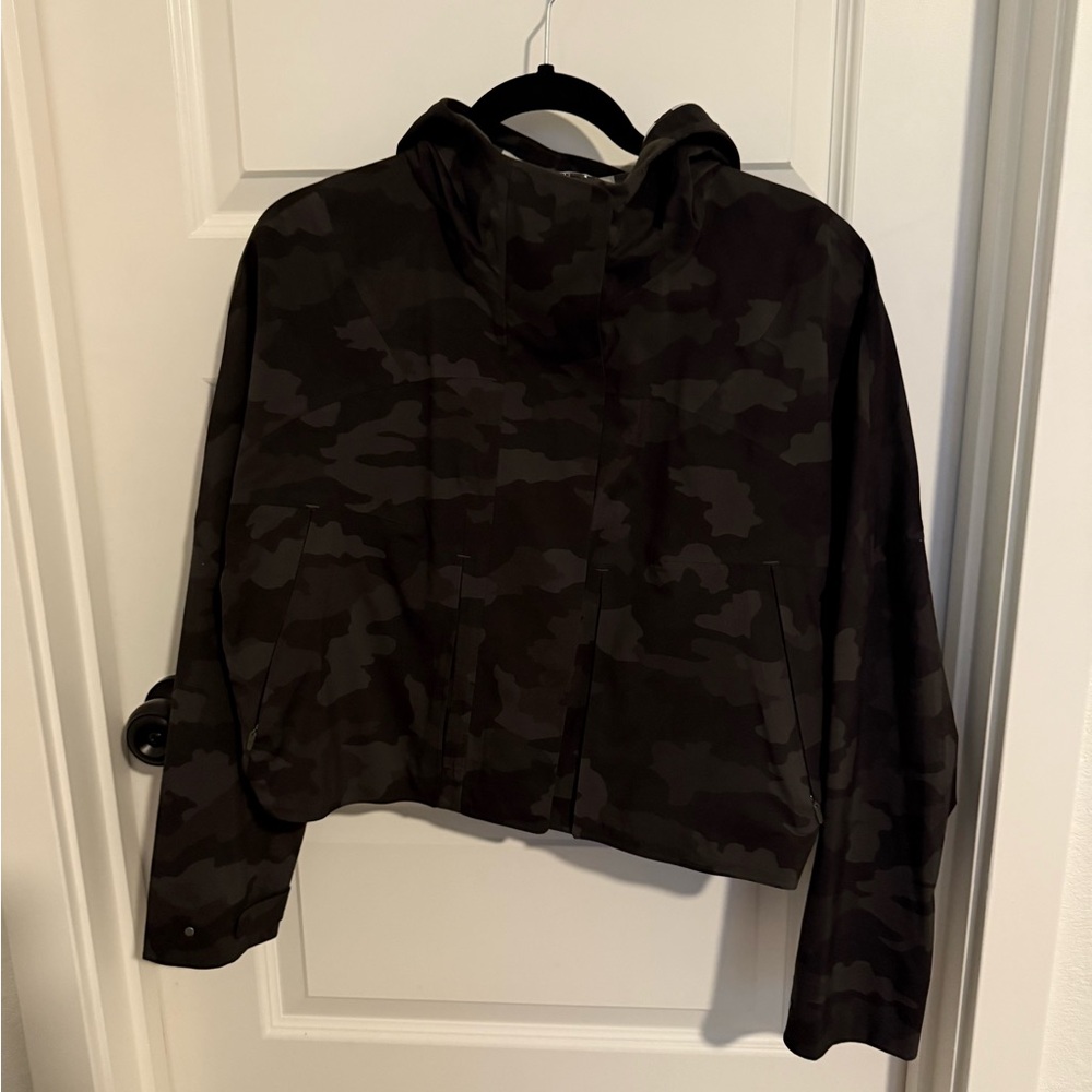 Lululemon Camo cropped rain jacket - Picture 2 of 5